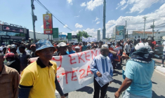 Des partisans tiennent une banderole lors d'une marche de soutien au président malgache Andry Rajoelina à Antananarivo, le 4 octobre 2025 à Magadascar ( AFP / RIJASOLO )