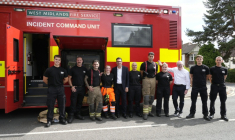 e Premier ministre britannique Andy Burnham et le maire des West Midlands, Richard Parker, rencontrent des pompiers et des membres du personnel du service d’incendie des West Midlands, lors d’une visite à l’unité de commandement des interventions du service d’incendie des West Midlands, à Stourbridge, dans le centre de l’Angleterre, le 14 août 2026, où des feux de forêt ont frappé la région. ( POOL / Peter Byrne )