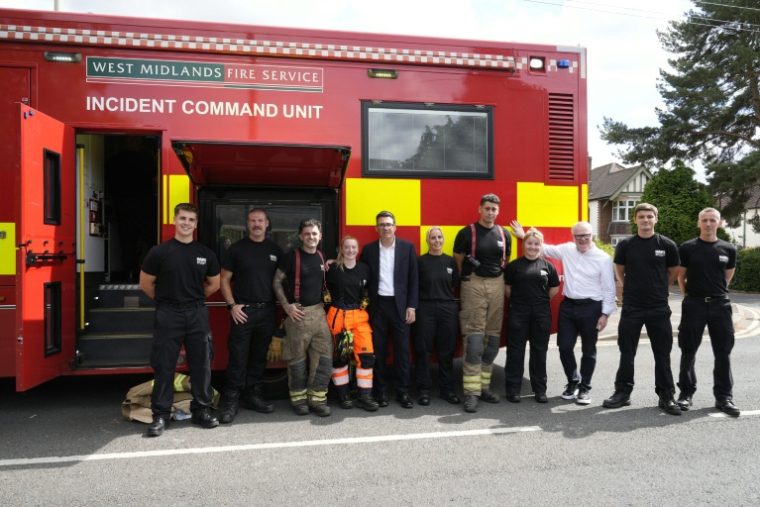 e Premier ministre britannique Andy Burnham et le maire des West Midlands, Richard Parker, rencontrent des pompiers et des membres du personnel du service d’incendie des West Midlands, lors d’une visite à l’unité de commandement des interventions du service d’incendie des West Midlands, à Stourbridge, dans le centre de l’Angleterre, le 14 août 2026, où des feux de forêt ont frappé la région. ( POOL / Peter Byrne )