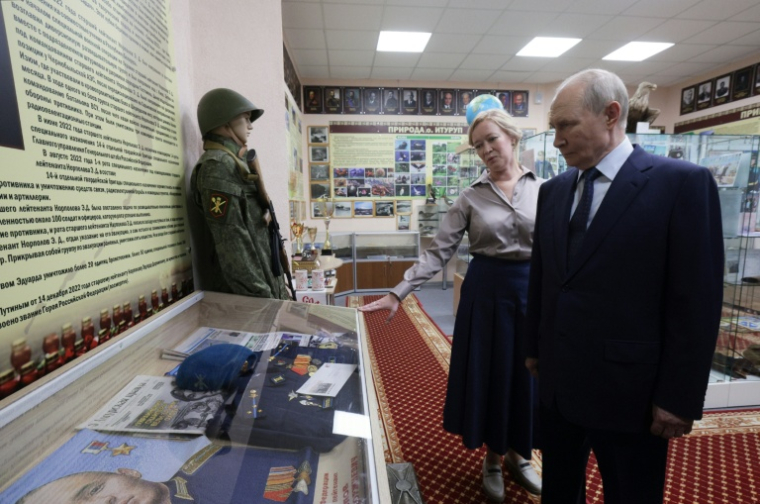 Le président russe Vladimir Poutine visite une école à Itouroup, dans les îles Kouriles, disputées avec le Japon, le 13 août 2026 ( POOL / Gavriil Grigorov )