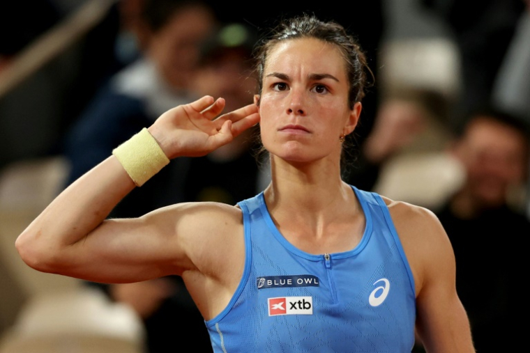 La Française Lois Boisson demande au public de faire du bruit après le gain de la 1re manche en quarts de finale de Roland-Garros contre la Russe Mirra Andreeva le 4 juin 2025 à Paris ( AFP / Alain JOCARD )