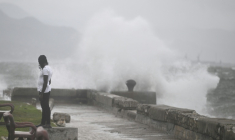 Le front de mer de Kingston avant l'arrivée de l'ouragan Melissa dans la capitale de la Jamaïque, le 27 octobre 2025 ( AFP / Ricardo Makyn )