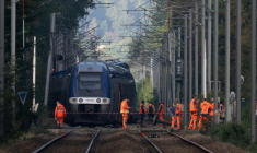 Des agents de la SNCF devant le train qui a déraillé vendredi, Cléon, le 12 septembre 2026 ( AFP / GUILLAUME SALIGOT )