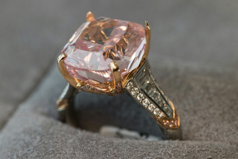 La "Rose éclatante", un diamant rose vif de 10,08 carats, exposée chez Sotheby's à Genève, le 6 novembre 2025 avant une vente aux enchères ( AFP / PIERRE ALBOUY )