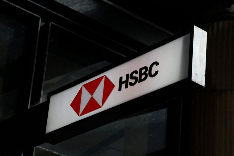 Le logo HSBC est affiché à l'extérieur d'une agence bancaire à Sydney.