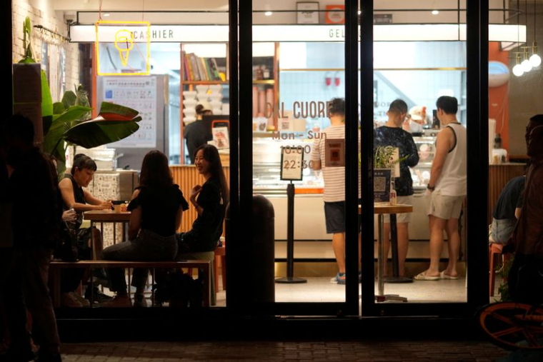 Des clients mangent des glaces à Shanghai