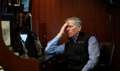 Un trader travaille sur le parquet de la Bourse de New York (NYSE) à New York, États-Unis