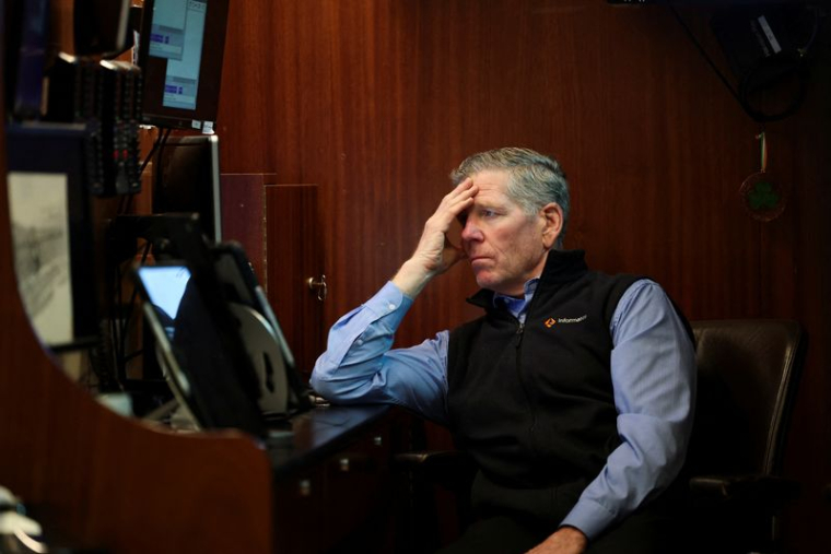 Un trader travaille sur le parquet de la Bourse de New York (NYSE) à New York, États-Unis