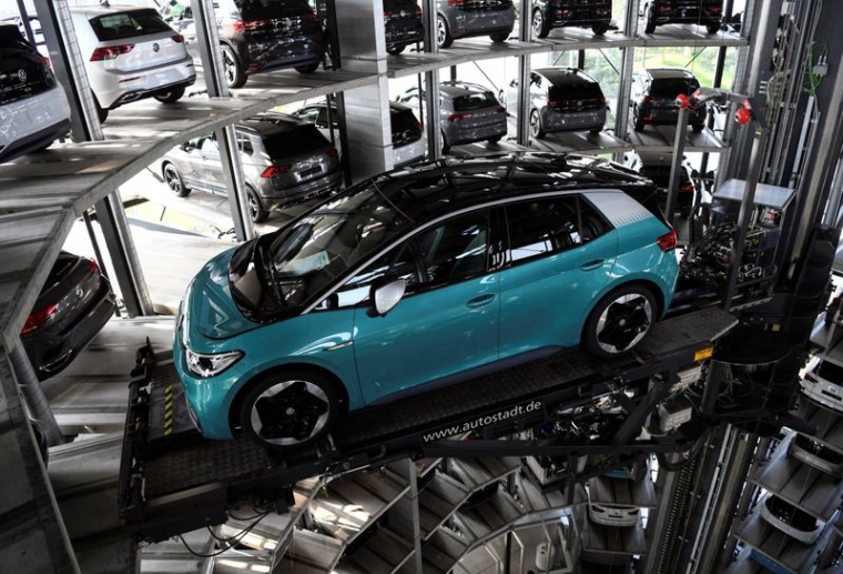 LES VOITURES ÉLECTRIQUES STIMULENT L'INNOVATION DANS LES BATTERIES, SELON UN RAPPORT