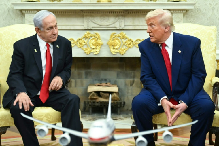 Le président américain Donald Trump (D) rencontre le Premier ministre israélien Benjamin Netanyahu dans le bureau ovale de la Maison Blanche, à Washington, le 7 avril 2025 ( AFP / SAUL LOEB )