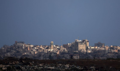 Vue générale des bâtiments endommagés à Gaza, depuis Israël