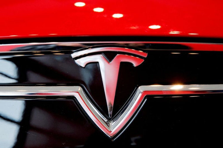 Un logo Tesla sur une Model S à l'intérieur d'une concession Tesla à New York