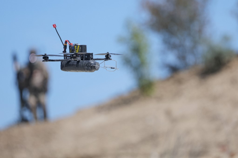 Une démonstration de drone FPV au selon de défense Eurosatory, à Villepinte, en juin 2026 (illustration) ( AFP / KENZO TRIBOUILLARD )