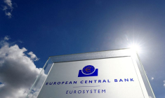 Le logo de la Banque centrale européenne (BCE) est visible devant son siège à Francfort.