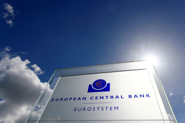 Le logo de la Banque centrale européenne (BCE) est visible devant son siège à Francfort.