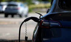 Une voiture électrique en charge, le 12 juin 2025 à Corte Madera, en Californie ( GETTY IMAGES NORTH AMERICA / JUSTIN SULLIVAN )