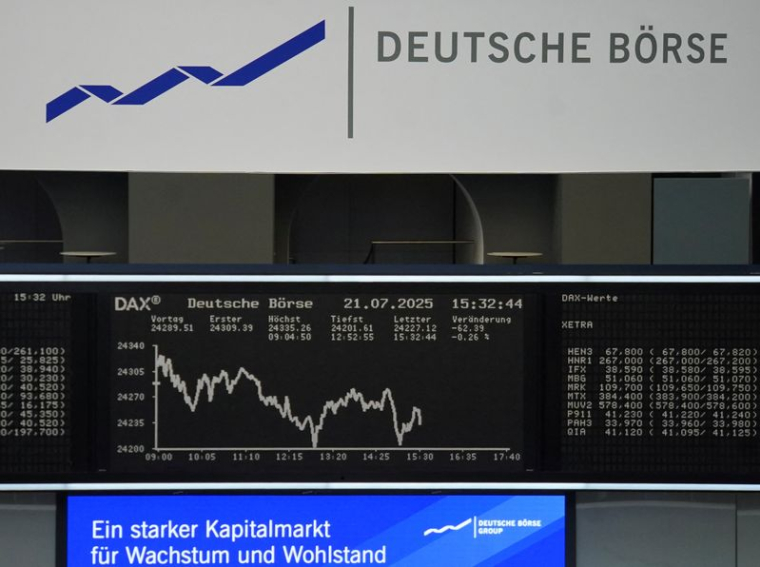 Le graphique de l'indice boursier allemand DAX est photographié à la bourse de Francfort
