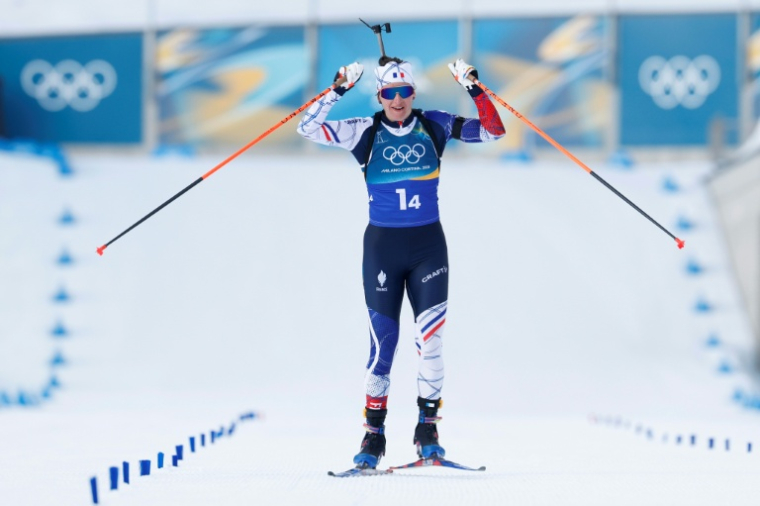 Julia Simon franchit la ligne d'arrivée en tête lors du relais mixte, aux JO de Milan Cortina, le 8 février 2026 ( AFP / Odd ANDERSEN )