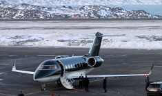 La Première ministre danoise Mette Frederiksen (G) sort de son avion à Nuuk au Groenland où l'accueille son homologue groenlandais Jens-Frederik Nielsen (C) le 23 janvier 2026 ( AFP / Jonathan Nackstrand )