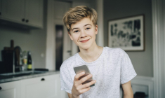 Découvrez tous nos conseils pour l’achat du premier téléphone portable de votre enfant. ( crédit photo : Getty Images )