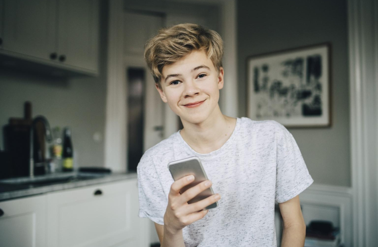 Découvrez tous nos conseils pour l’achat du premier téléphone portable de votre enfant. ( crédit photo : Getty Images )