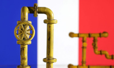 Photo d'illustration d'un modèle de gazoduc et du drapeau français