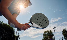 Le padel est un jeu facile à pratiquer pour moins de 30 euros par an afin de créer un véritable esprit d’équipe entre vos collègues. ( crédit photo : Shutterstock )