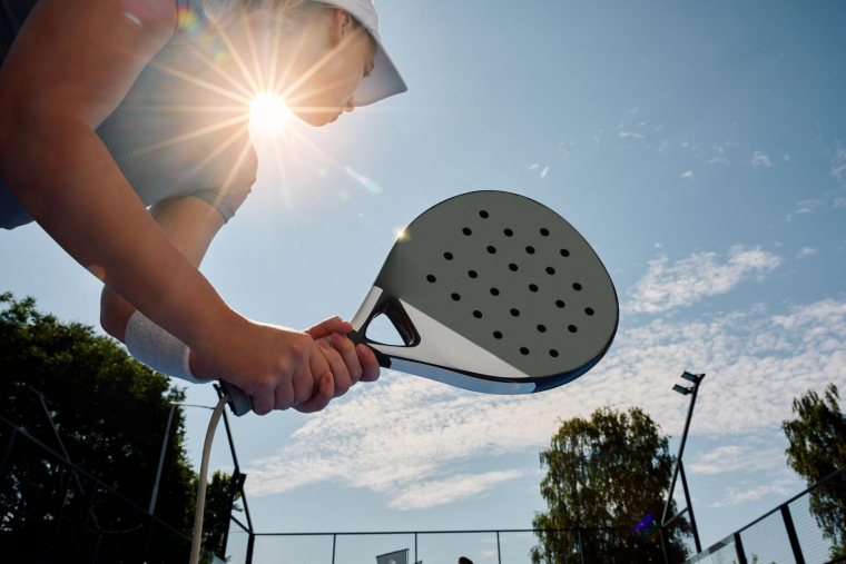 Le padel est un jeu facile à pratiquer pour moins de 30 euros par an afin de créer un véritable esprit d’équipe entre vos collègues. ( crédit photo : Shutterstock )