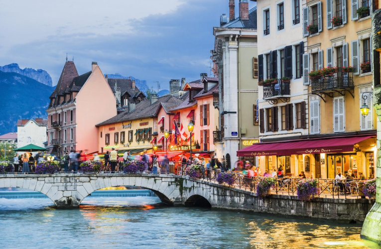 La fin de l’hiver est une saison magique pour découvrir Annecy. ( crédit photo : Getty Images )