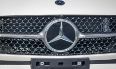 Le constructeur de voitures haut de gamme Mercedes-Benz a fait état mercredi d'une chute drastique de son bénéfice net au deuxième trimestre, plombé par ses ventes en Chine et par les droits de douane américains, qui l'ont conduit à abaisser ses prévisions pour l'année. ( AFP / FOCKE STRANGMANN )