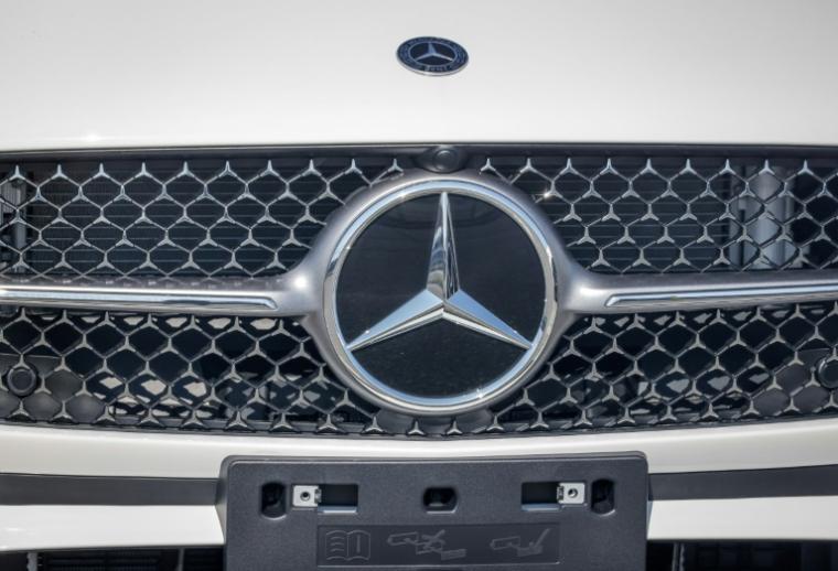 Le constructeur de voitures haut de gamme Mercedes-Benz a fait état mercredi d'une chute drastique de son bénéfice net au deuxième trimestre, plombé par ses ventes en Chine et par les droits de douane américains, qui l'ont conduit à abaisser ses prévisions pour l'année. ( AFP / FOCKE STRANGMANN )