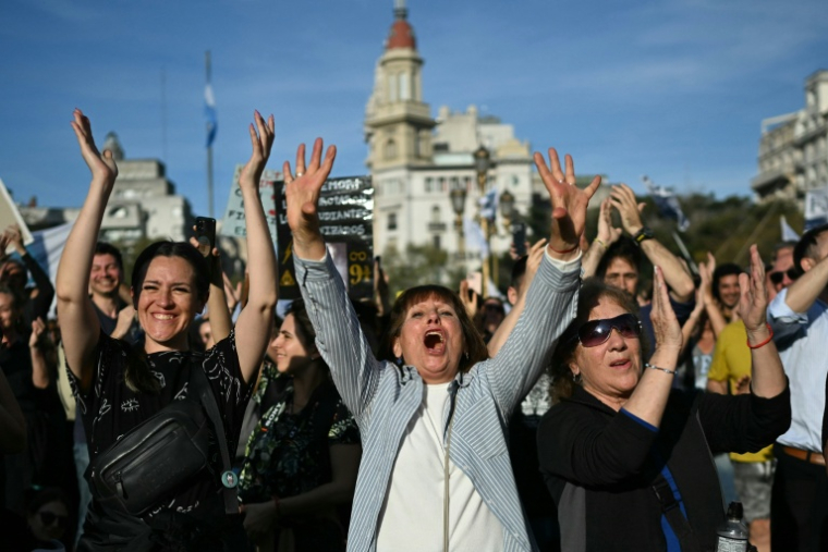 Des manifestants en joie lors d'un rassemblement devant le Parlement après que les députés ont voté contre les veto du président argentin Javier Milei, à Buenos Aires, le 17 septembre 2025 ( AFP / Luis ROBAYO )