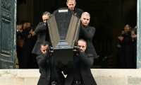 Le cercueil de l'animateur Thierry Ardisson porté à la fin de ses funérailles en l'église Saint-Roch à Paris, le 17 juillet 2025 ( AFP / Bertrand GUAY )