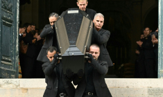 Le cercueil de l'animateur Thierry Ardisson porté à la fin de ses funérailles en l'église Saint-Roch à Paris, le 17 juillet 2025 ( AFP / Bertrand GUAY )