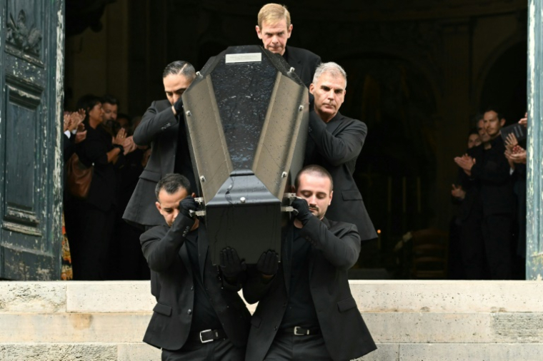 Le cercueil de l'animateur Thierry Ardisson porté à la fin de ses funérailles en l'église Saint-Roch à Paris, le 17 juillet 2025 ( AFP / Bertrand GUAY )