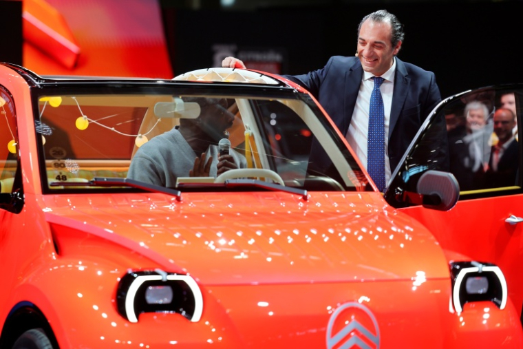 L'acteur Omar Sy, à gauche, à la présentation de la nouvelle 2CV, le 12 octobre 2026 au Mondial de l'automobile à Paris ( AFP / Ludovic MARIN )