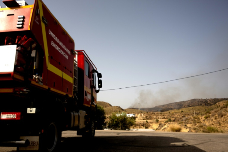 Un véhicule de l'Unité militaire d'urgence (UME) stationné dans la zone d'un incendie près de Bedar, dans le district de Los Gallardos, dans la province d'Almería, le 11 juillet 2026 en Espagne ( AFP / JORGE GUERRERO )