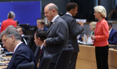 Le chancelier allemand Olaf Scholz, le président français Emmanuel Macron et la présidente de la Commission européenne Ursula von der Leyen assistent à la réunion du Conseil européen à Bruxelles