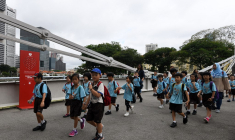 Des écoliers en sortie scolaire à Singapour, le 19 juin 2018.  ( AFP / ROSLAN RAHMAN )