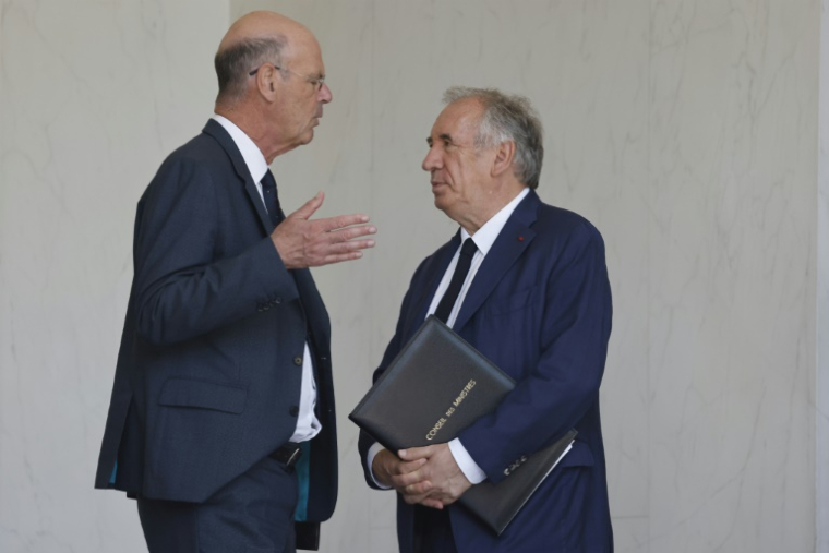Le ministre français de l'Economie Eric Lombard (g) s'entretient avec le Premier ministre français François Bayrou après le conseil des ministres hebdomadaire au palais de l'Elysée à Paris, le 2 juillet 2025 ( AFP / Ludovic MARIN )