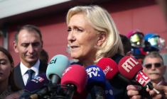 Réunion à l'Elysée: Le Pen dénonce une "rupture" avec la fonction présidentielle