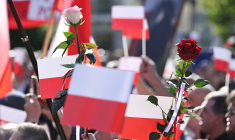 People hold a white and a red roses, in colours of a Polish national flag, as they attend a campaign rally of Karol Nawrocki, candidate for the 2025 Polish presidential election supported by Poland's right-wing Law and Justice (PiS) party, in Biala Podlaska on May 30, 2025, on the last day of campaign ahead of the second round of the June 1 presidential elections. (Photo by Sergei GAPON / AFP) ( AFP / SERGEI GAPON )