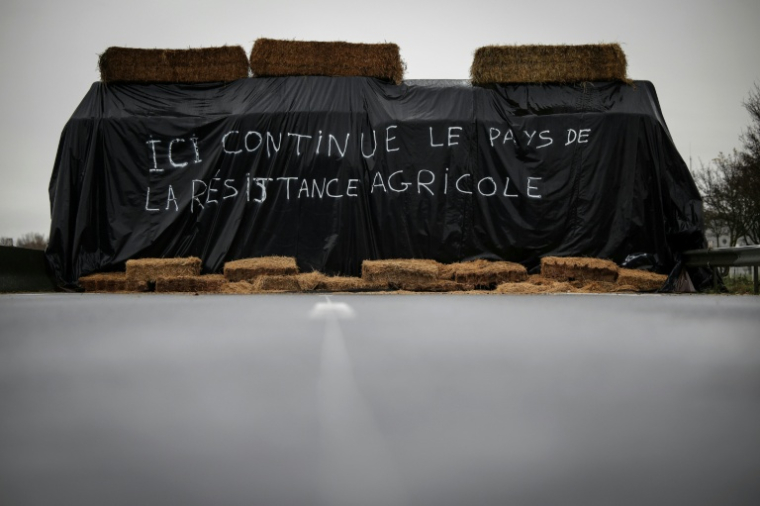 Des ballots de paille sur l'autoroute A64 bloquée par des agriculteurs, le 22 décembre 2025 à Carbonne, en Haute-Garonne ( AFP / Valentine CHAPUIS )