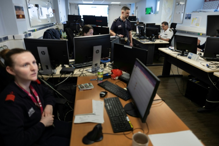 Des employés du centre de coopération et de sensibilisation maritimes internationales (MICA) de Brest, le 27 avril 2026 dans le Finistère ( AFP / Fred TANNEAU )