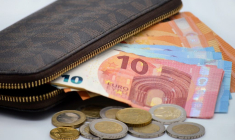 En 2022, seuls 50% des achats en magasin ont été réglés en liquide. (illustration) (neelam279 / Pixabay)