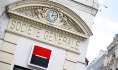 Une enseigne Société Générale est visible à l'extérieur d'un immeuble bancaire à Paris