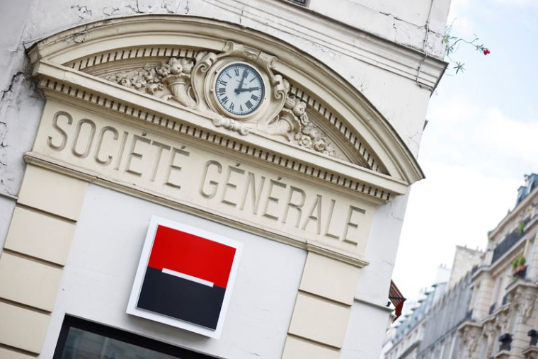 Une enseigne Société Générale est visible à l'extérieur d'un immeuble bancaire à Paris