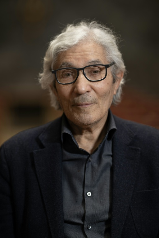 L'écrivain franco-algérien Boualem Sansal pose pour un photographe avant une interview au Palais des Académies, à Bruxelles, le 24 avril 2026 ( AFP / JOHN THYS )