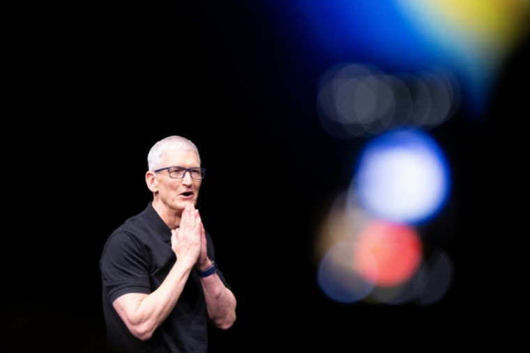 Le PDG d'Apple, Tim Cook, lors de l'événement "Awe-Dropping" d'Apple au Steve Jobs Theater, sur le campus d'Apple Park à Cupertino, en Californie, le 9 septembre 2025 ( AFP / Nic Coury )