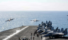 Photo diffusée par le service des affaires publiques du Commandement central américain montrant deux F/A-18 Super Hornets décollant du porte-avions USS Abraham Lincoln  en soutien à l'opération Epic Fury au Moyen-Orient, le 3 mars 2026 ( US NAVY / - )